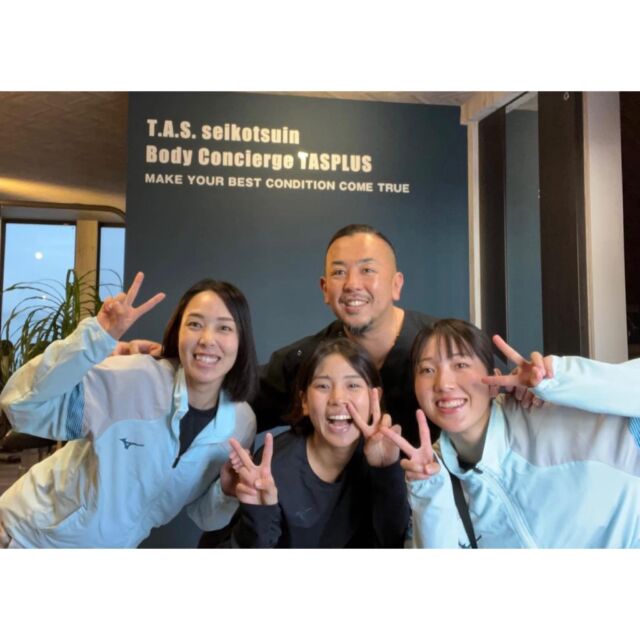 あのぉ〜早朝なんですけどケアお願いしてもいいですかぁ〜？

#いいに決まってるだろ！
#いつも元気いっぱいの彼女達
#しっかり自分のカラダと会話してる
#カラダの不調を整えて試合に挑む
#出発前のケアが根付いてきた
#嬉しい限り
#笑顔いっぱい最高のプレーで魅せて欲しい
#いつもありがとう　
#アスリートの本気をサポート
#TAS整骨院　#サポート選手
@shiroyama_tennis 
#世界選手権大会 #日本代表選手予選会