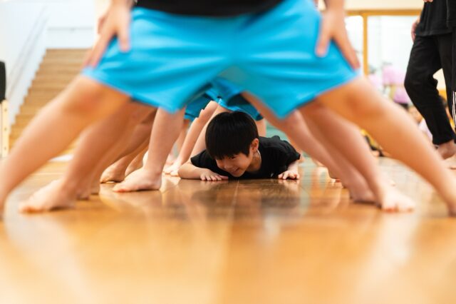 楽しく子供達の運動能力を高める！

今回は親子でアクロバティックな動きにも挑戦していただきました。
皆んなドキドキしながらも良く頑張ってたね。
新しい事に挑戦するのは恐れもあると思う。
でも、一歩踏み出した事で見えてくる景色もあるよね。

この活動が何かのきっかけになってくれたら嬉しいな！

Special Thx!! @higashi_kodomoen 

@dri_v_dance & @tas.hiro  #運動能力向上PJT
#KIDSトレーニング
#トレーナー活動

Photo by @calecord @kitbash.photography